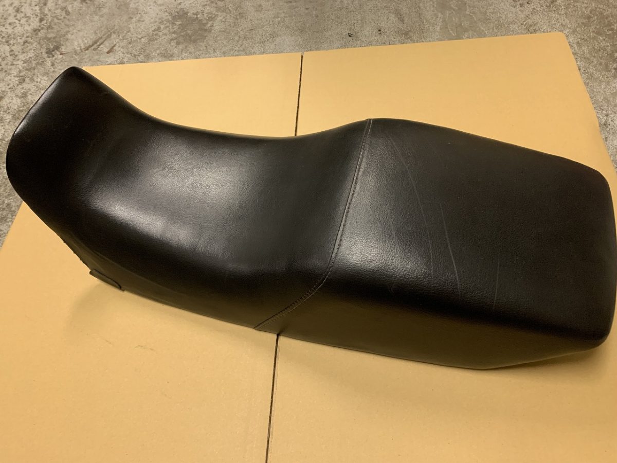 シート張替え GPZ900R