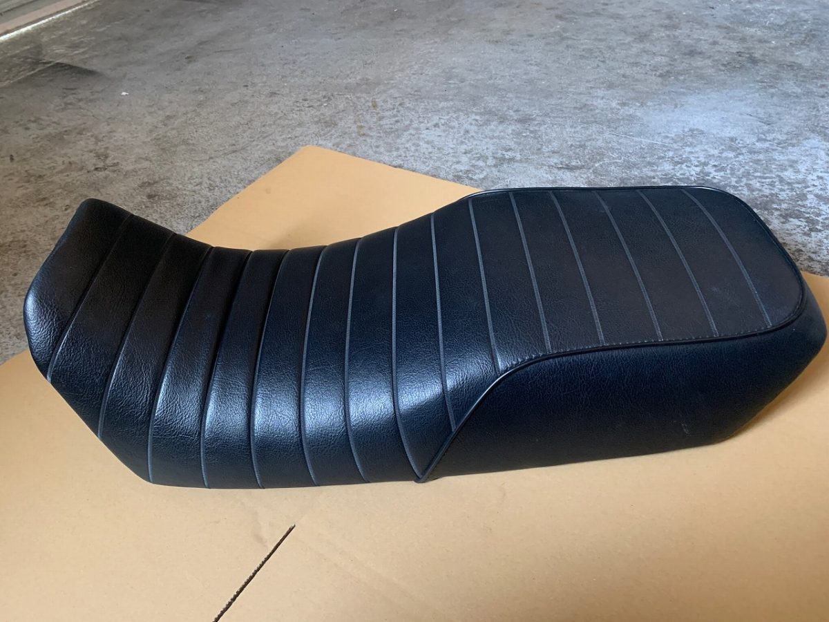 シート張替え GPZ900R