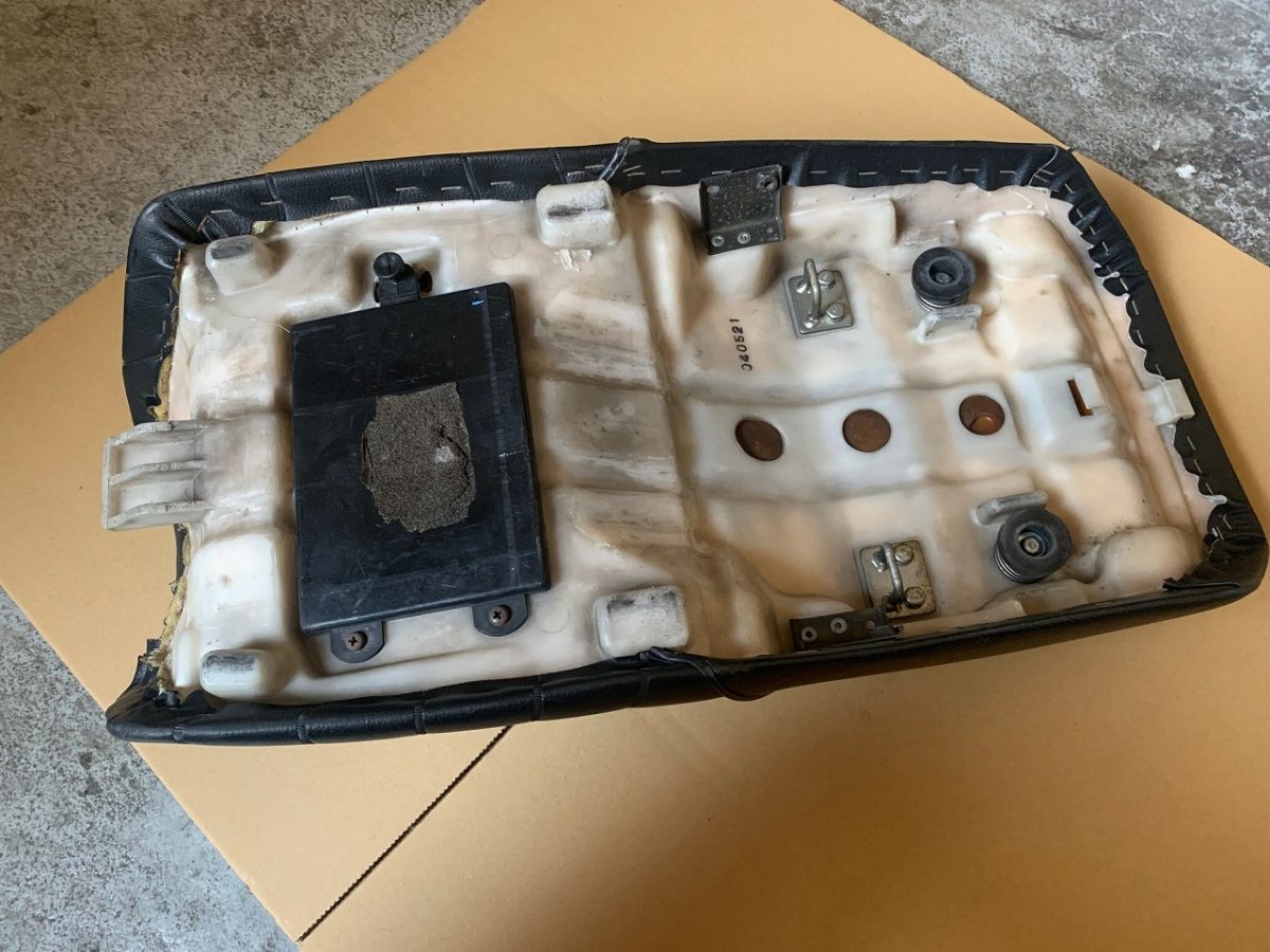 シート張替え GPZ900R