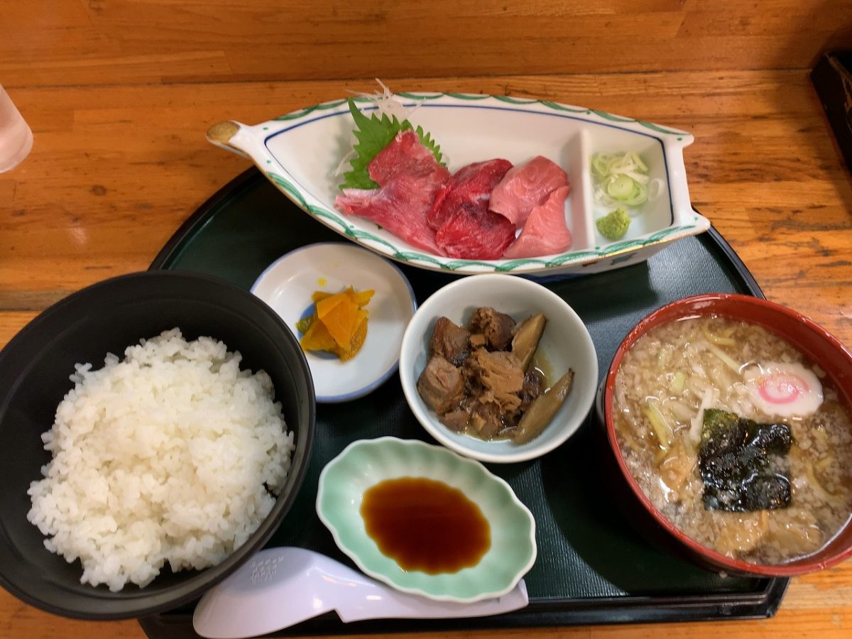 食事処日の出 まぐろの脳天刺し定食