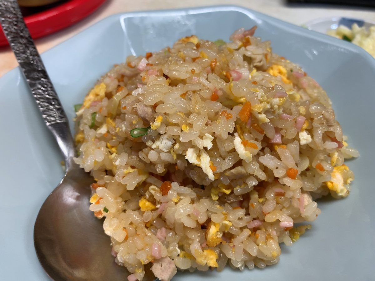 雪龍でワンタンと半チャーハン
