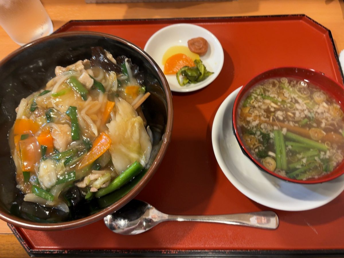 大むら食堂の半盛り中華丼