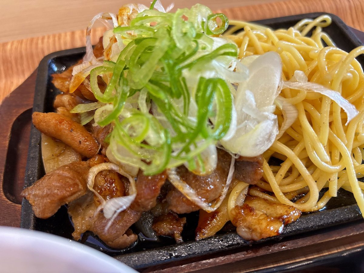 「ホルモン・ハラミ焼肉定食」